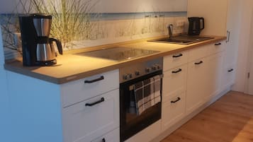 KylskÄp, spishÀll, diskmaskin och kaffe- och tebryggare