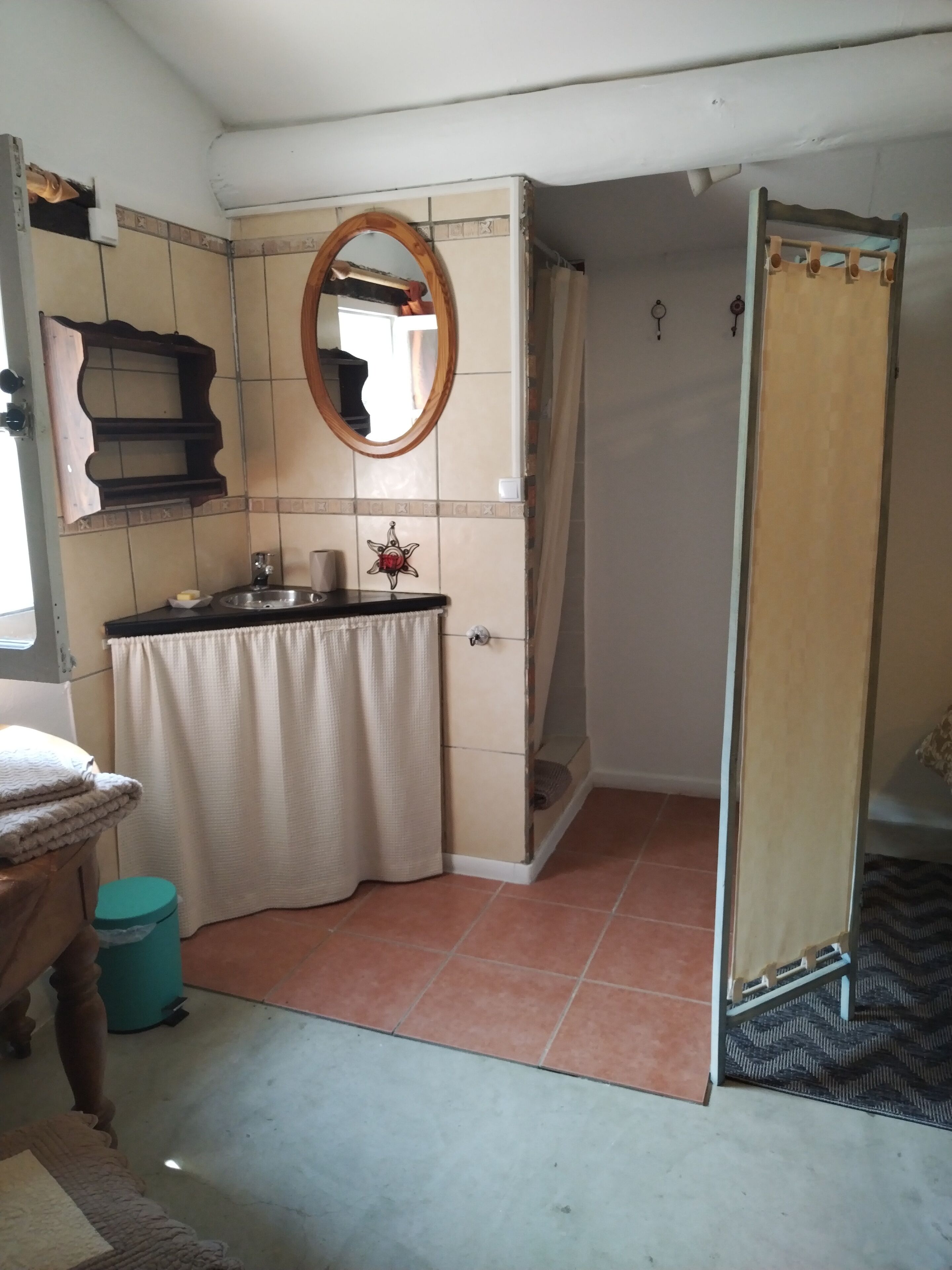 Ein Badezimmer mit Waschbecken, Spiegel und Duschbereich.
