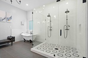 Combined shower/tub, hair dryer, towels