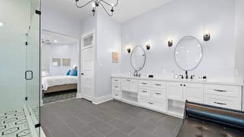 7 quartos, escrivaninha, ferros/tábuas de passar roupa, berço de viagem