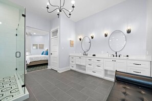 7 Schlafzimmer, Schreibtisch, Bügeleisen/Bügelbrett, Reisekinderbett