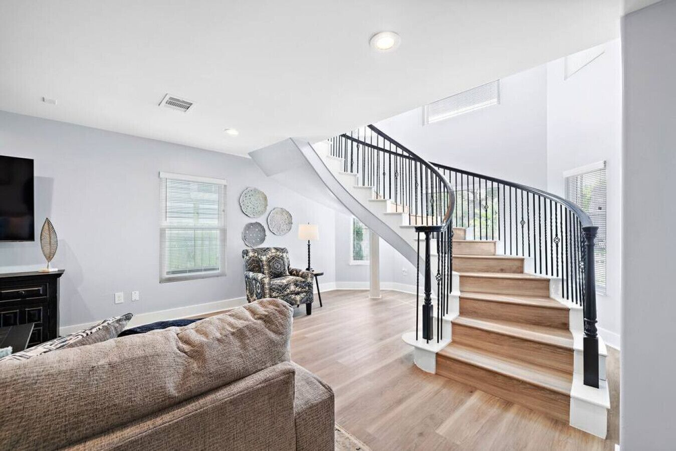 Un vaste salon avec un escalier menant à l’étage supérieur.