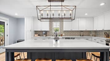 ثلاجة، ميكروويف، فرن، موقد طهي مسطح