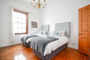 2 bedrooms, desk, iron/ironing board, WiFi