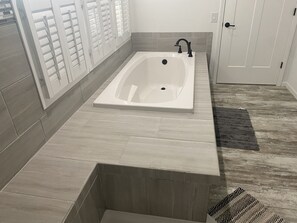 シャワー付き浴槽、タオル、石鹸、トイレットペーパー