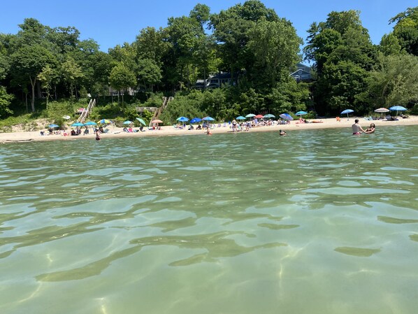 Perto da praia, espreguiçadeiras, toalhas de praia