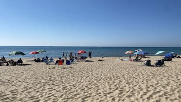 In Strandnähe, Liegestühle, Strandtücher