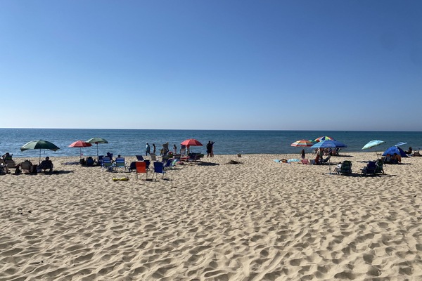 Una spiaggia nelle vicinanze, lettini da mare, teli da spiaggia