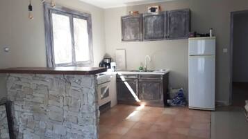 Een koelkast, een microgolfoven, een oven, een kookplaat