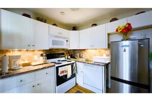 Fridge, microwave, oven, stovetop - Warm and Cozy Condo: Perfect for Fall Foliage Getaways! (Laconia)