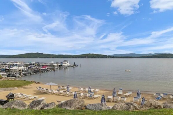 Beach nearby - Warm and Cozy Condo: Perfect for Fall Foliage Getaways! (Laconia)