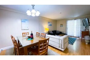 Smart TV - Warm and Cozy Condo: Perfect for Fall Foliage Getaways! (Laconia)