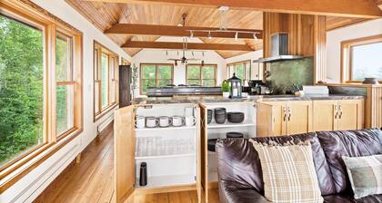 Treehouse Retreat - Wood Burning Sauna - Scenic Views - Sleeps 12!