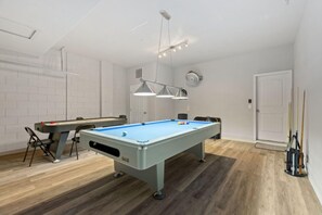 Villa, 5 Bedrooms | Billiards