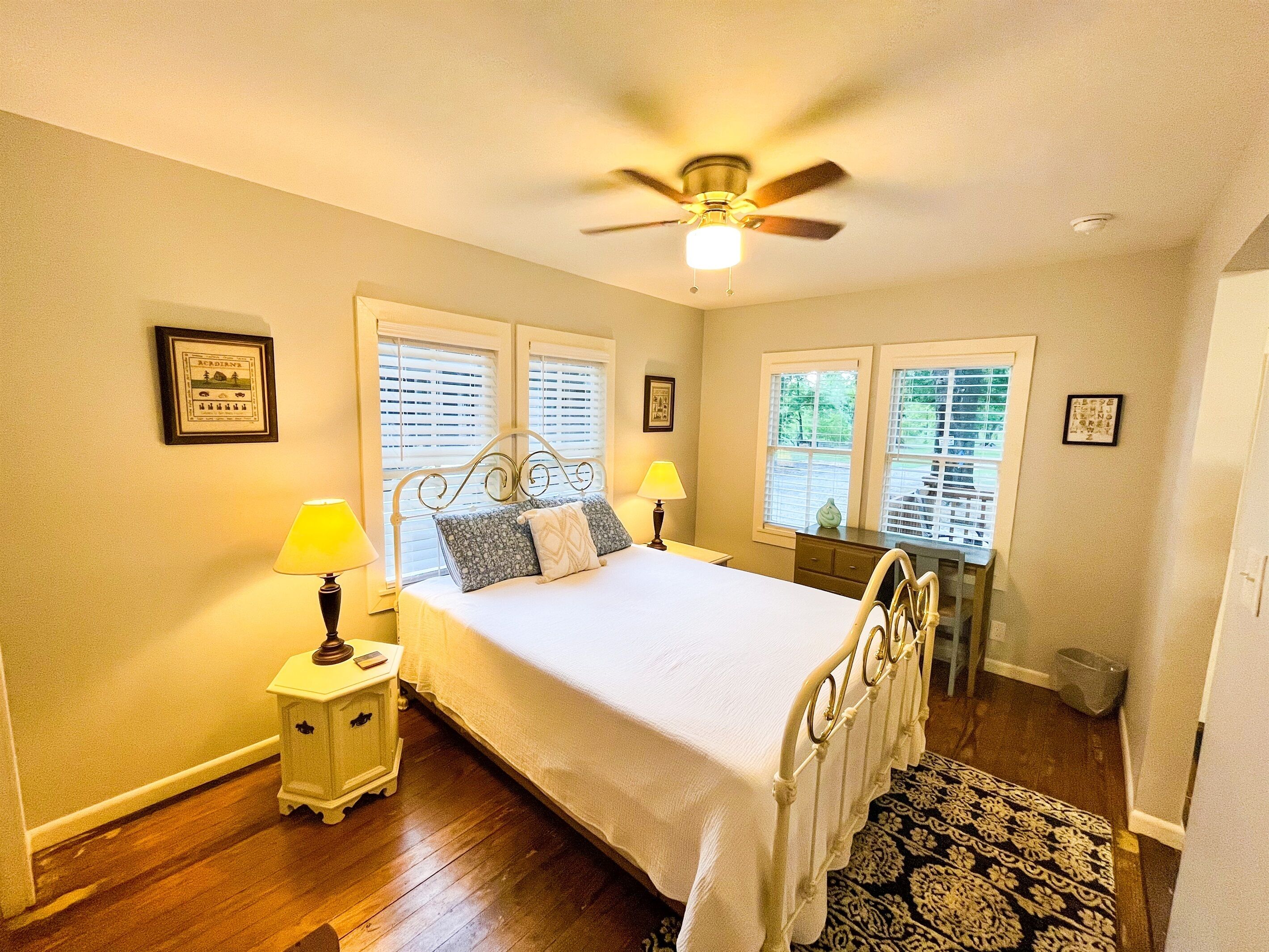 1 quarto, escrivaninha, ferros/tábuas de passar roupa, Wi-Fi de cortesia