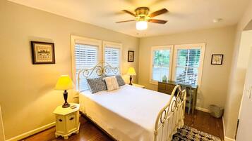 1 quarto, escrivaninha, ferros/tábuas de passar roupa, Wi-Fi de cortesia