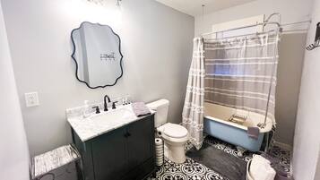Combined shower/tub, hair dryer, towels