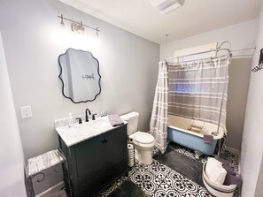 Combined shower/tub, hair dryer, towels