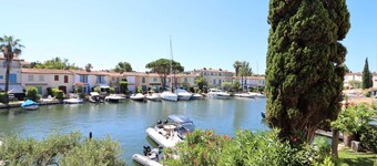 PORT GRIMAUD Bright 2-room apartment - WIFI, balcony, view on canal