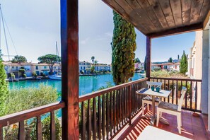 Outdoor dining - PORT GRIMAUD Bright 2-room apartment - WIFI, balcony, view on canal (Grimaud)
