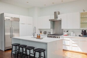 Frigorífic, microones, forn i placa de cuina 