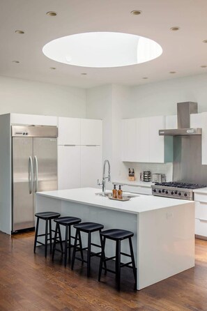 Fridge, microwave, oven, stovetop - Luxury Penthouse Loft - Heart of Fulton Market (Chicago)