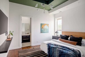 5 slaapkamers, een bureau, een strijkplank/strijkijzer, reisbedje