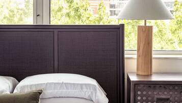 5 bedrooms, desk, iron/ironing board, travel crib