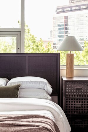 5 dormitoris, escriptori i planxa i posts de planxar 