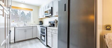 Mikrowelle, Ofen, Geschirrspüler, Wasserkocher mit Kaffee-/Teezubehör