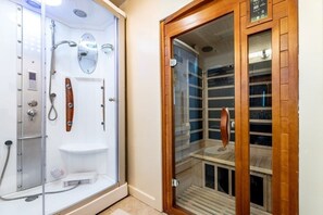 Shower, hair dryer, towels - TELEMARK 5 (4-Bedroom Condo) with Pool by RedAwning (Jeffersonville)