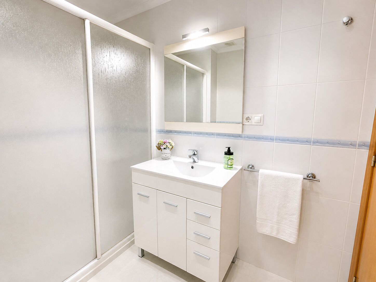 Dusche, Haartrockner, Bidet, Handtücher