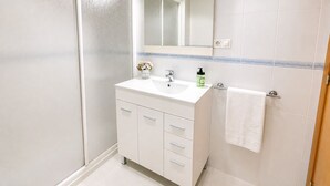 تجهيزات دش، مجففات شعر، مراحيض شطف، مناشف