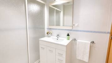 Dusche, Haartrockner, Bidet, Handtücher