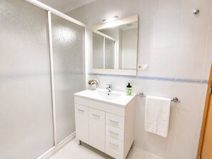 Douche, sèche-cheveux, bidet, serviettes fournies