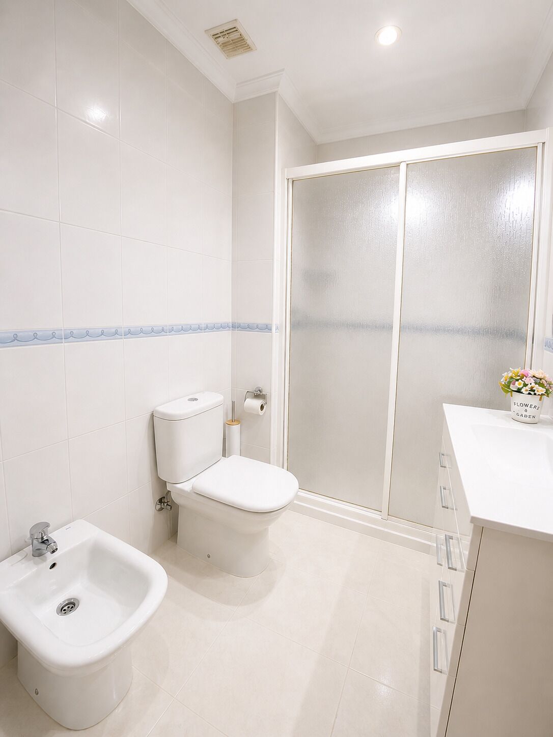 Een douche, een haardroger, een bidet, handdoeken