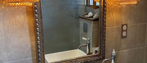 Douche, séchoir à cheveux, savon, papier de toilette