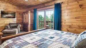 Une chambre dans une cabane en bois, avec un lit, une chaise, une commode et une fenêtre avec des rideaux.