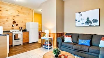 Televisie, een open haard en een kantoor