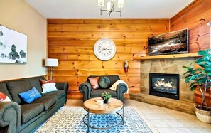 TV, fireplace, offices - Charming Cabin awaits, Sleeps 4・Grill, Deck (Pigeon Forge)