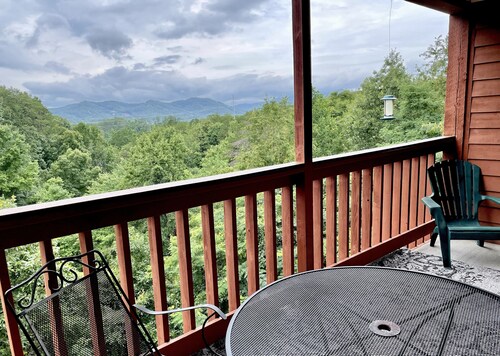 Wildwood Retreat-Borders Dollywood with Mountain View’s!