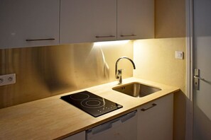 Fridge, microwave, oven, stovetop - Magnificent sea view villa with swimming pool in private grounds (Villeneuve-Loubet)