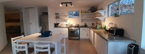 Jääkaappi, mikroaaltouuni, uuni, kahvin-/teenkeitin