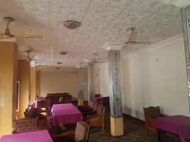 Tabla de planchar con plancha, wifi gratis y ropa de cama 