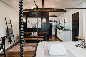 1 slaapkamer, een bureau, een strijkplank/strijkijzer, reisbedje