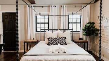 1 dormitorio, escritorio, tabla de planchar con plancha y cuna de viaje