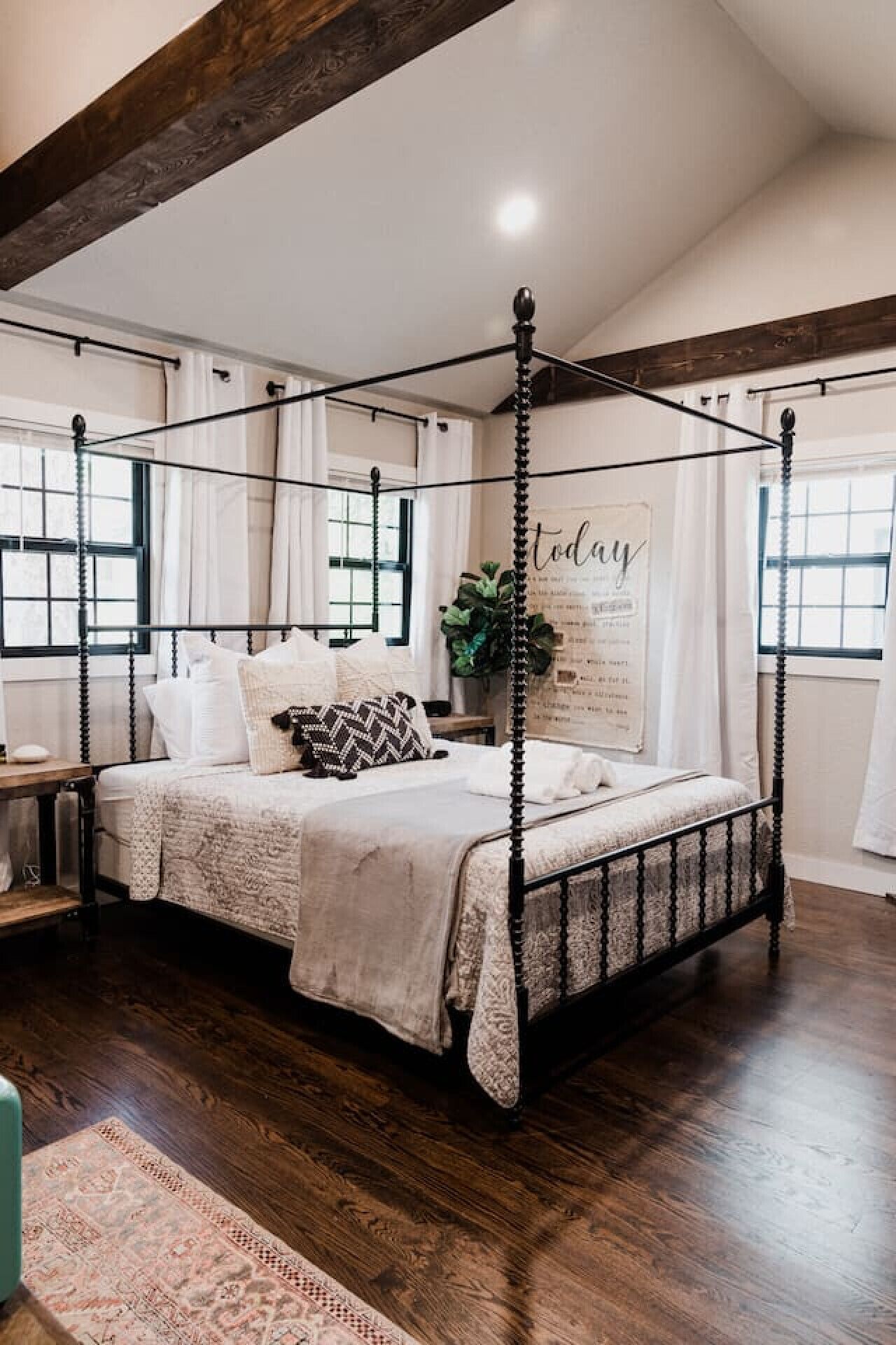 1 habitación, escritorio, tabla de planchar con plancha y cuna de viaje 