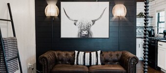 Cottage #9 Walk-in Shower Hot Tub Poster Bed