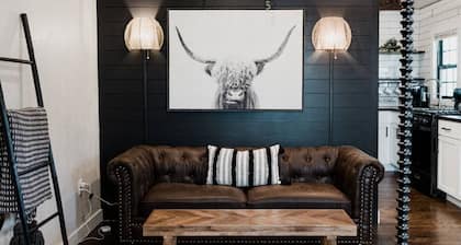 Cottage #9 Walk-in Shower Hot Tub Poster Bed