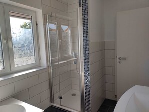 Badewanne, Haartrockner, Handtücher